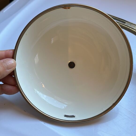 Vintage white enamelware painted floral small saucepan with brass handle - Picture 4 of 8